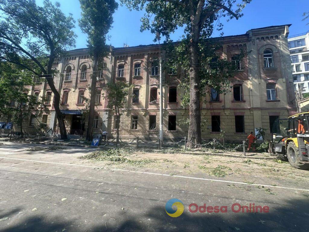 Вікна вибило разом із рамами: як виглядає пошкоджений від ворожої атаки коледж в Одесі