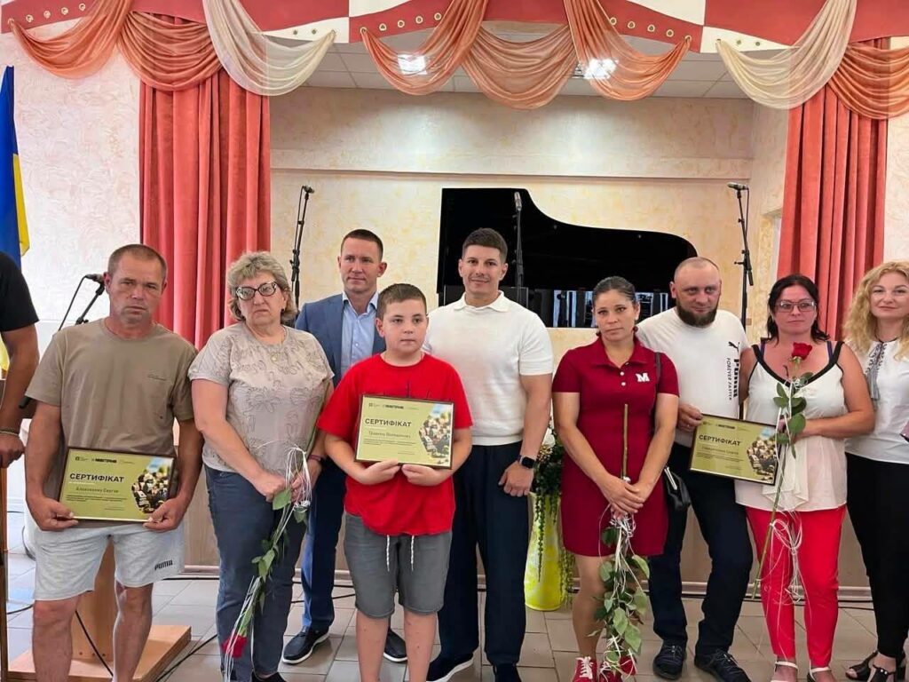 На Одещині 22 родини ветеранів і полеглих захисників отримали житлові сертифікати В Одесской области 22 семьи ветеранов и павших защитников получили жилищные сертификаты