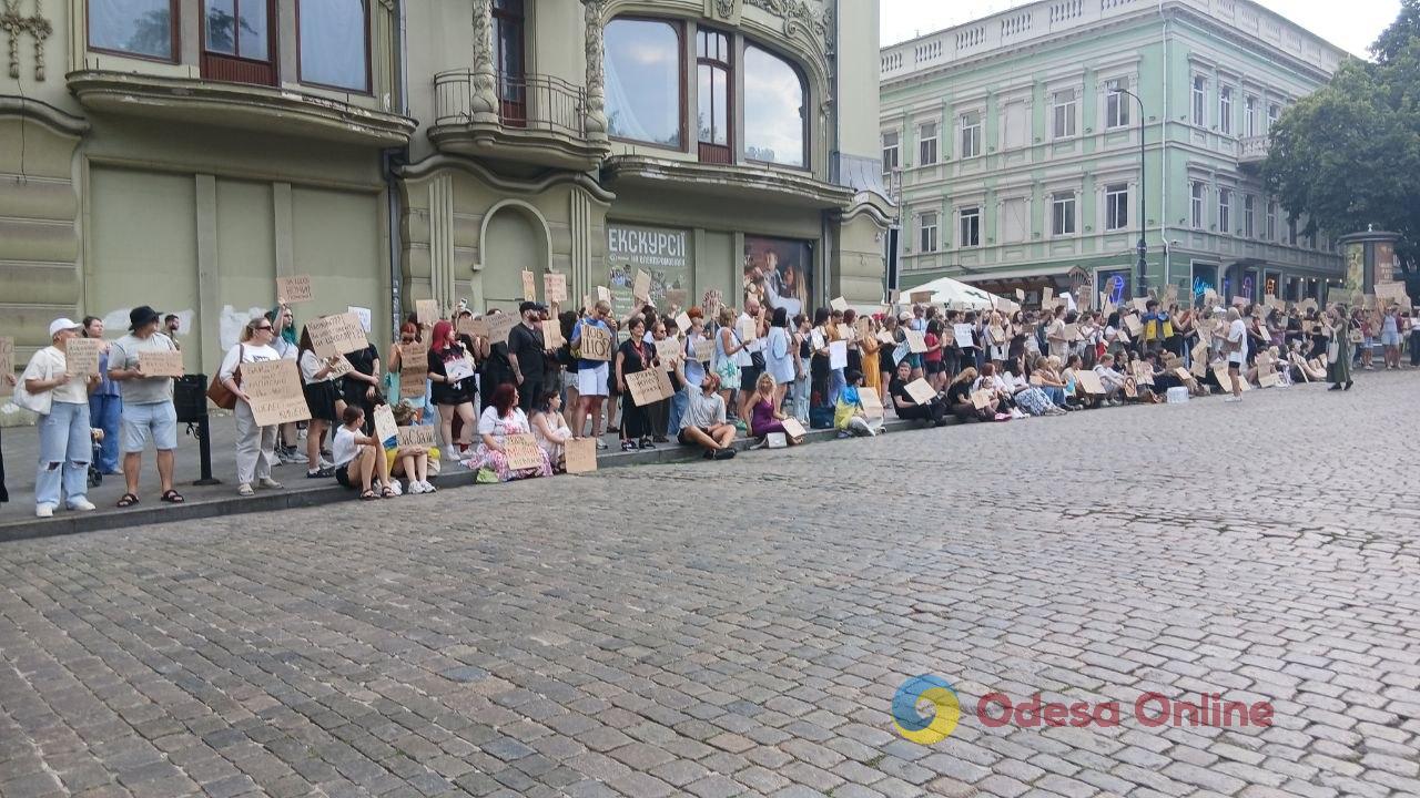 В Одесі другий день поспіль мітингували проти відставки Михайла Федорова (фото, відео) В Одесі другий день поспіль мітингували проти відставки Михайла Федорова (фото, відео)