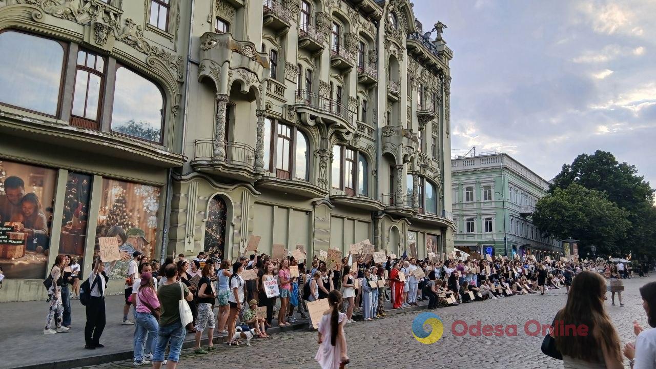В Одесі другий день поспіль мітингували проти відставки Михайла Федорова (фото, відео) В Одесі другий день поспіль мітингували проти відставки Михайла Федорова (фото, відео)
