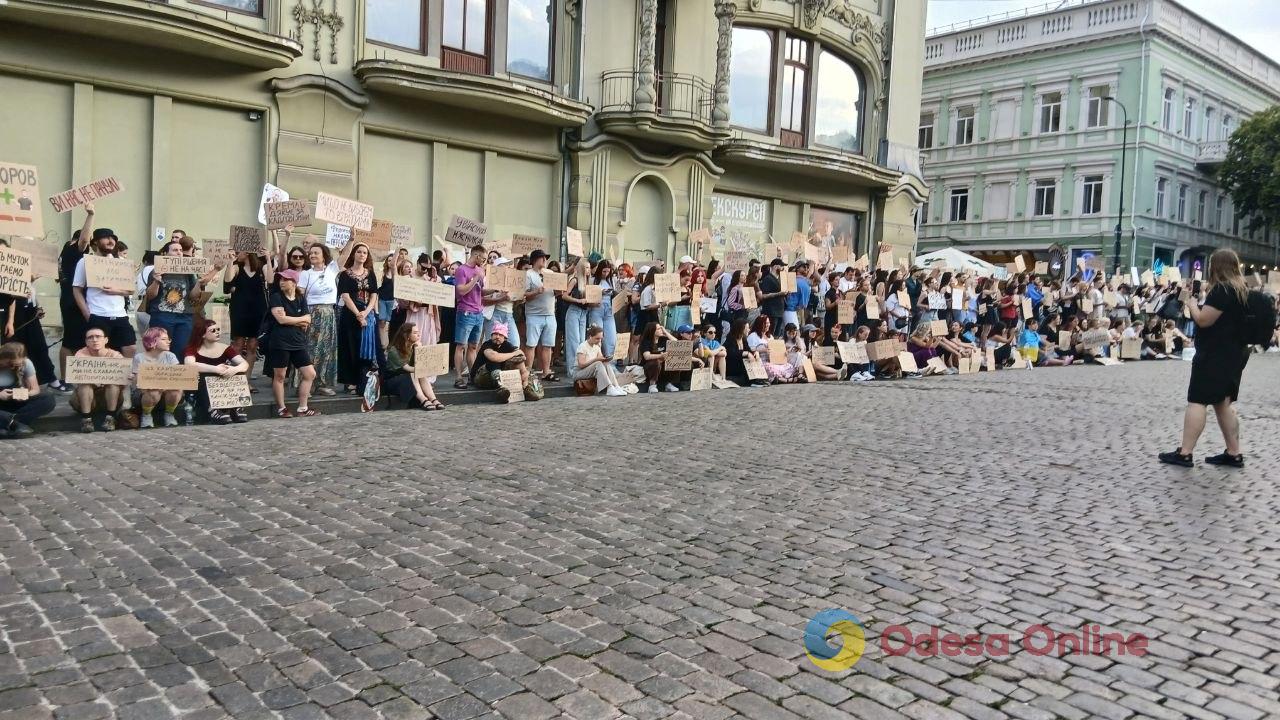 В Одесі другий день поспіль мітингували проти відставки Михайла Федорова (фото, відео) В Одесі другий день поспіль мітингували проти відставки Михайла Федорова (фото, відео)