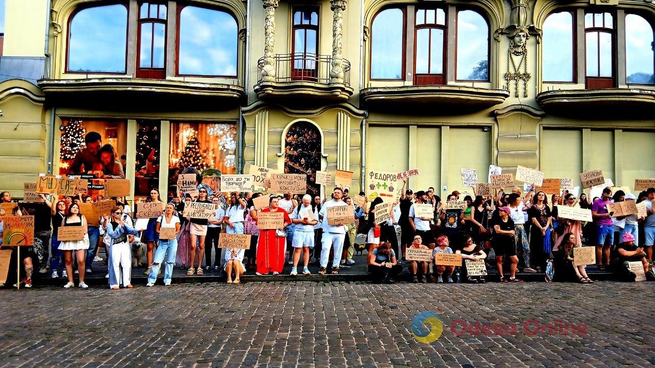 В Одесі другий день поспіль мітингували проти відставки Михайла Федорова (фото, відео) В Одесі другий день поспіль мітингували проти відставки Михайла Федорова (фото, відео)
