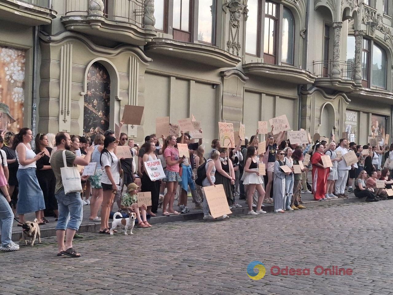 В Одесі другий день поспіль мітингували проти відставки Михайла Федорова (фото, відео) В Одесі другий день поспіль мітингували проти відставки Михайла Федорова (фото, відео)