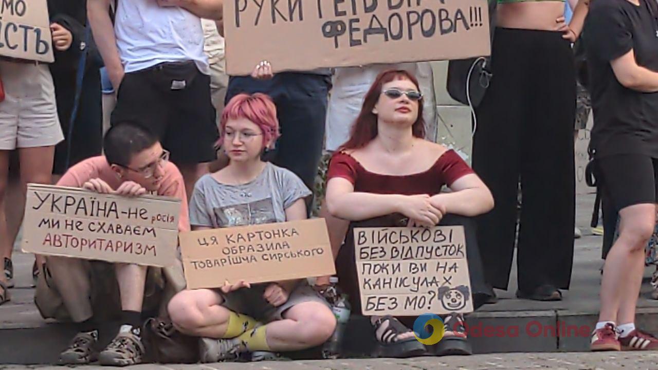 В Одесі другий день поспіль мітингували проти відставки Михайла Федорова (фото, відео) В Одесі другий день поспіль мітингували проти відставки Михайла Федорова (фото, відео)