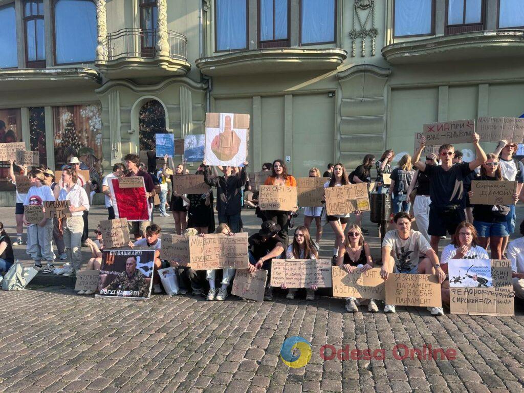 В Одесі четвертий день поспіль мітингують на підтримку Михайла Федорова: що відбувається В Одессе четвертый день подряд митингуют в поддержку Михаила Федорова: что происходит