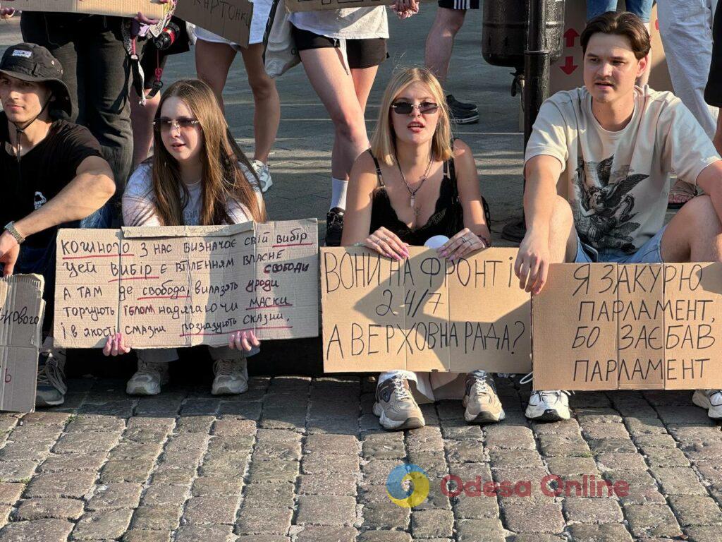В Одесі четвертий день поспіль мітингують на підтримку Михайла Федорова: що відбувається В Одессе четвертый день подряд митингуют в поддержку Михаила Федорова: что происходит