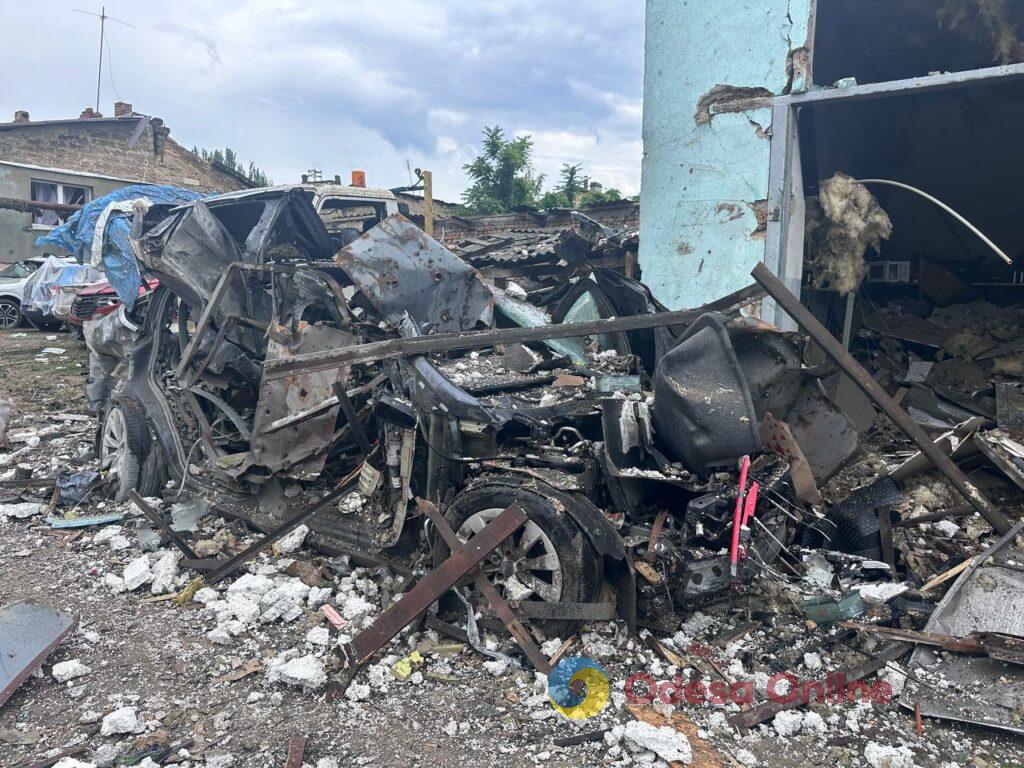 «Приліт» дрона у житловий будинок в Одесі: фото розгромлених квартир і свідчення очевидців «Прилет» дрона в жилой дом в Одессе: фото разгромленных квартир и свидетельства очевидцев