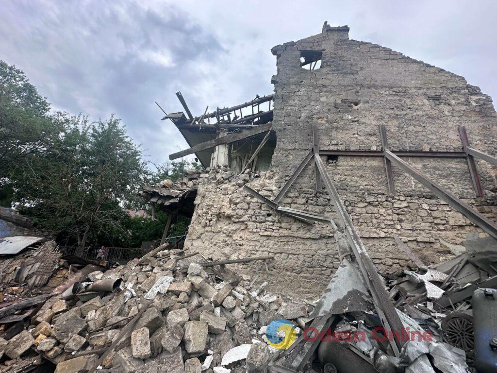 «Приліт» дрона у житловий будинок в Одесі: фото розгромлених квартир і свідчення очевидців «Прилет» дрона в жилой дом в Одессе: фото разгромленных квартир и свидетельства очевидцев