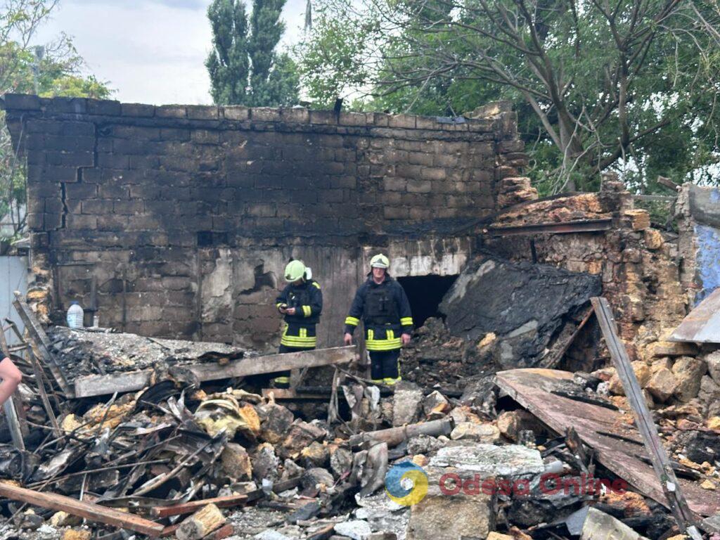 «Приліт» дрона у житловий будинок в Одесі: фото розгромлених квартир і свідчення очевидців «Прилет» дрона в жилой дом в Одессе: фото разгромленных квартир и свидетельства очевидцев