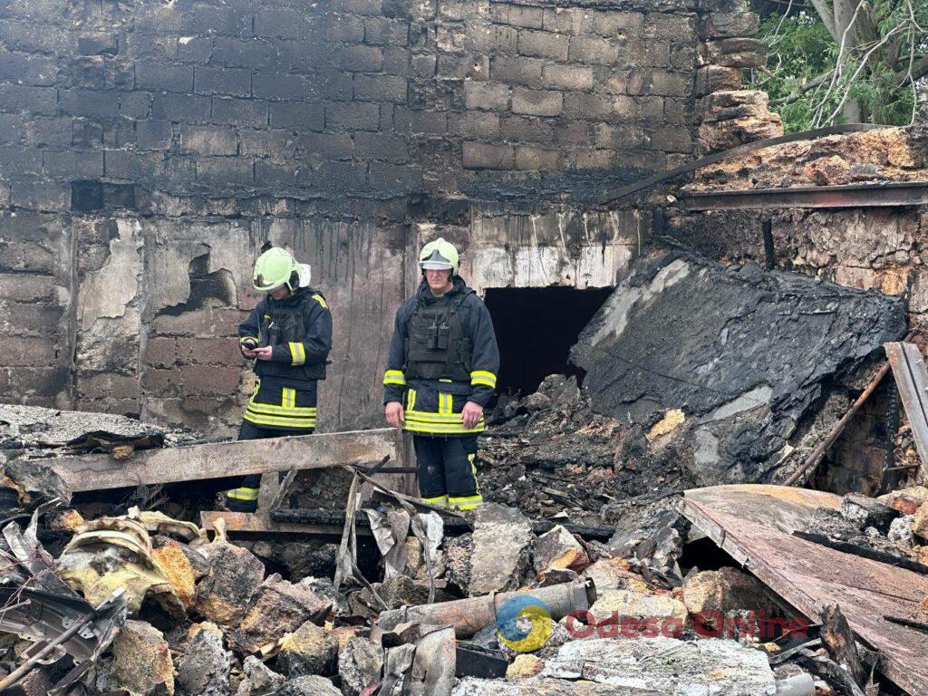 «Приліт» дрона у житловий будинок в Одесі: фото розгромлених квартир і свідчення очевидців «Прилет» дрона в жилой дом в Одессе: фото разгромленных квартир и свидетельства очевидцев