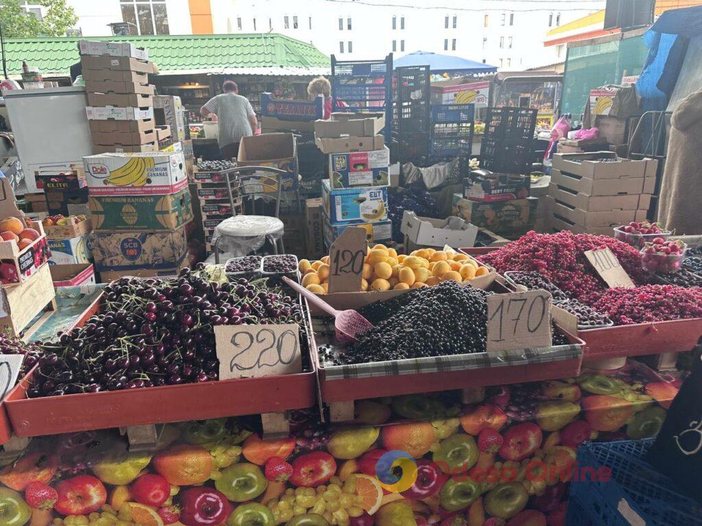 Алича, спаржа та ребра: актуальні ціни на одеському «Привозі» Алыча, спаржа и ребра: актуальные цены на одесском «Привозе»