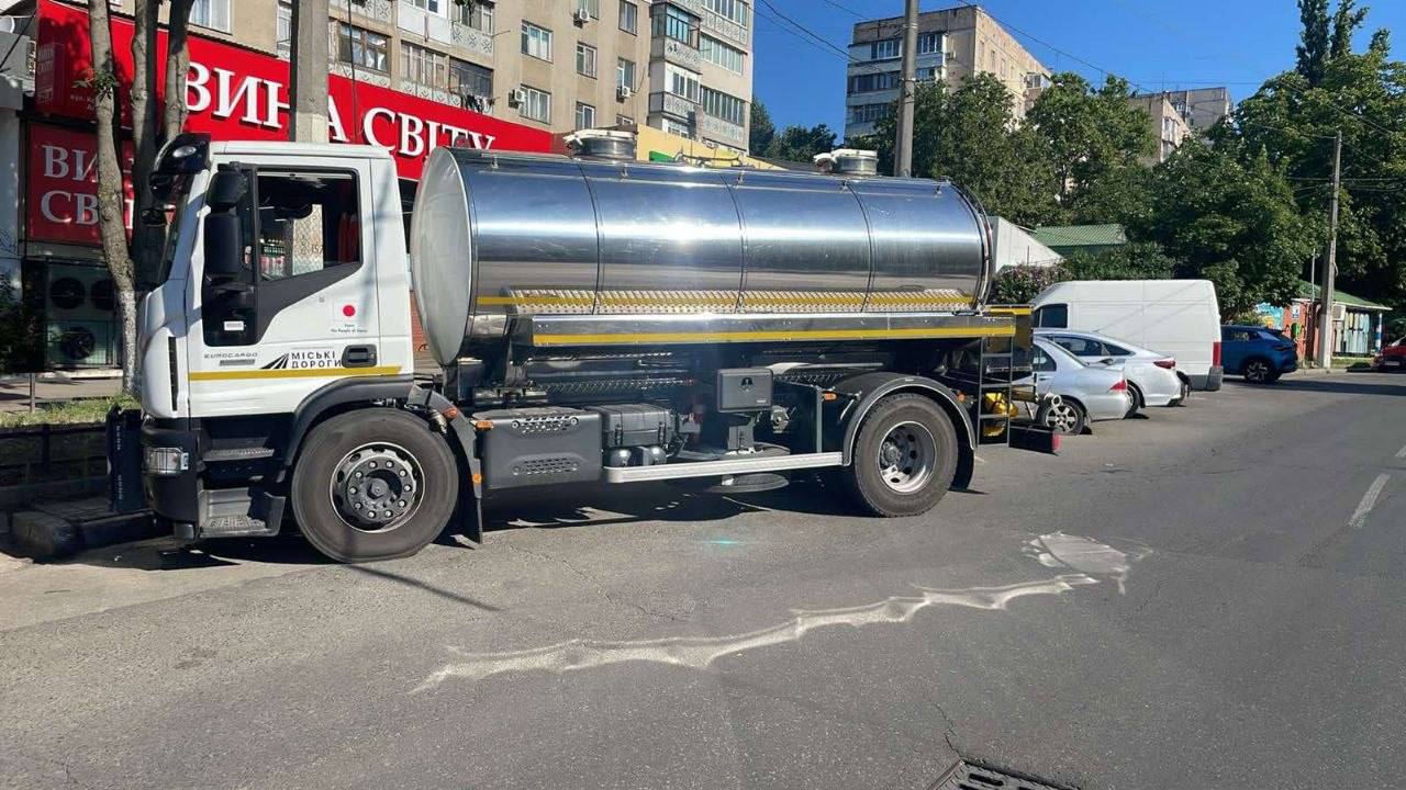 Машины с технической водой будут работать в Одессе до конца дня: список локаций Машины с технической водой будут работать в Одессе до конца дня: список локаций