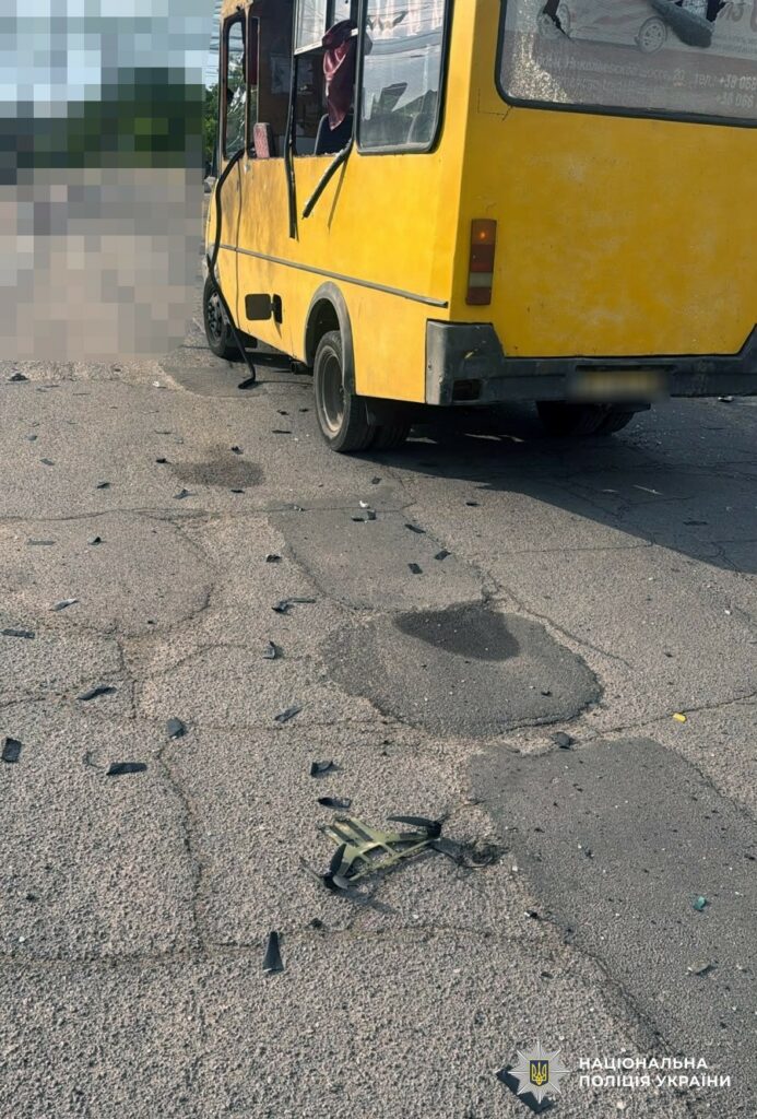В Херсоне войска РФ ударили FPV-дроном по автобусу: погибла женщина В Херсоне войска РФ ударили FPV-дроном по автобусу: погибла женщина