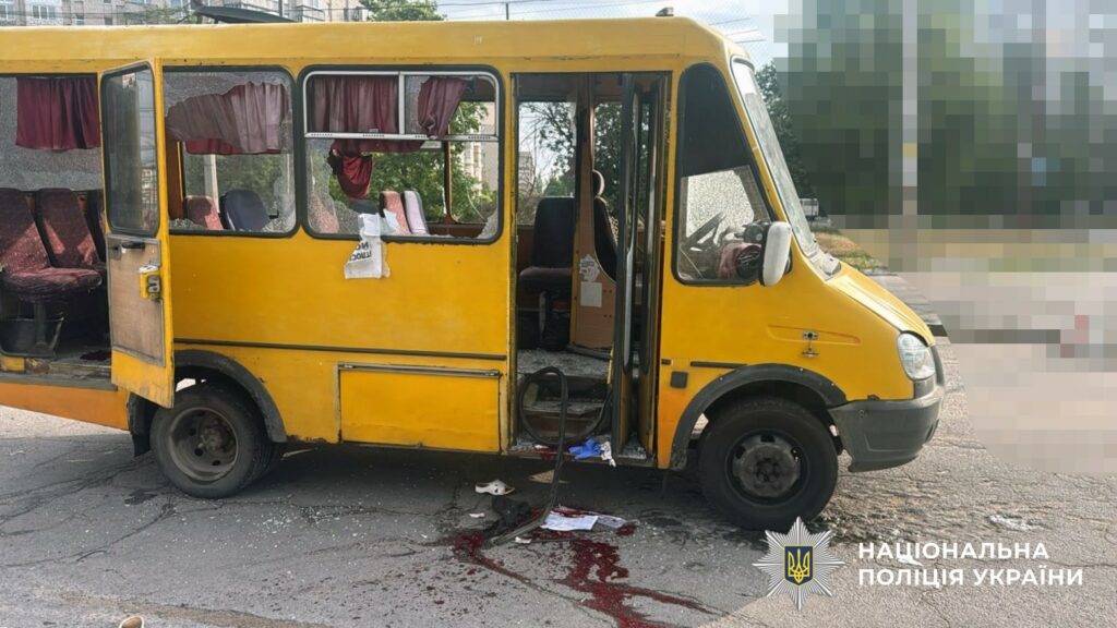 В Херсоне войска РФ ударили FPV-дроном по автобусу: погибла женщина В Херсоне войска РФ ударили FPV-дроном по автобусу: погибла женщина