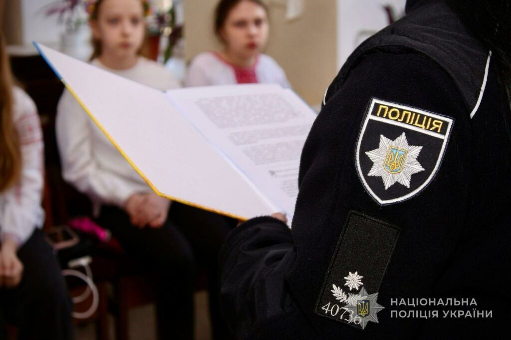 Зникнення дітей, небезпеки у соцмережах і те, що дорослі помічають надто пізно: з якими викликами сьогодні працює ювенальна поліція Зникнення дітей, небезпеки у соцмережах і те, що дорослі помічають надто пізно: з якими викликами сьогодні працює ювенальна поліція