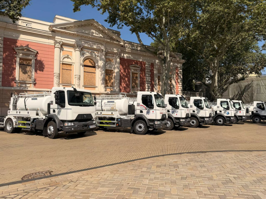 Одеса отримала від Японії вісім гідропромивних машин для комунальних служб Одесса получила от Японии восемь гидропромывочных машин для коммунальных служб