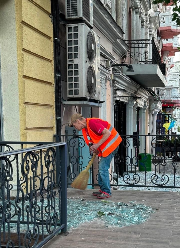 Розбирають завали та вивозять уламки: в Одесі триває ліквідація наслідків ворожої атаки Разбирают завалы и вывозят обломки: в Одессе продолжается ликвидация последствий вражеской атаки