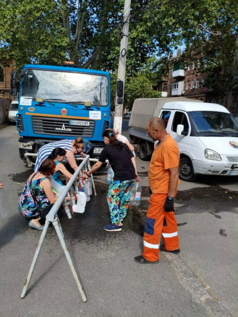 Розбирають завали та вивозять уламки: в Одесі триває ліквідація наслідків ворожої атаки Разбирают завалы и вывозят обломки: в Одессе продолжается ликвидация последствий вражеской атаки