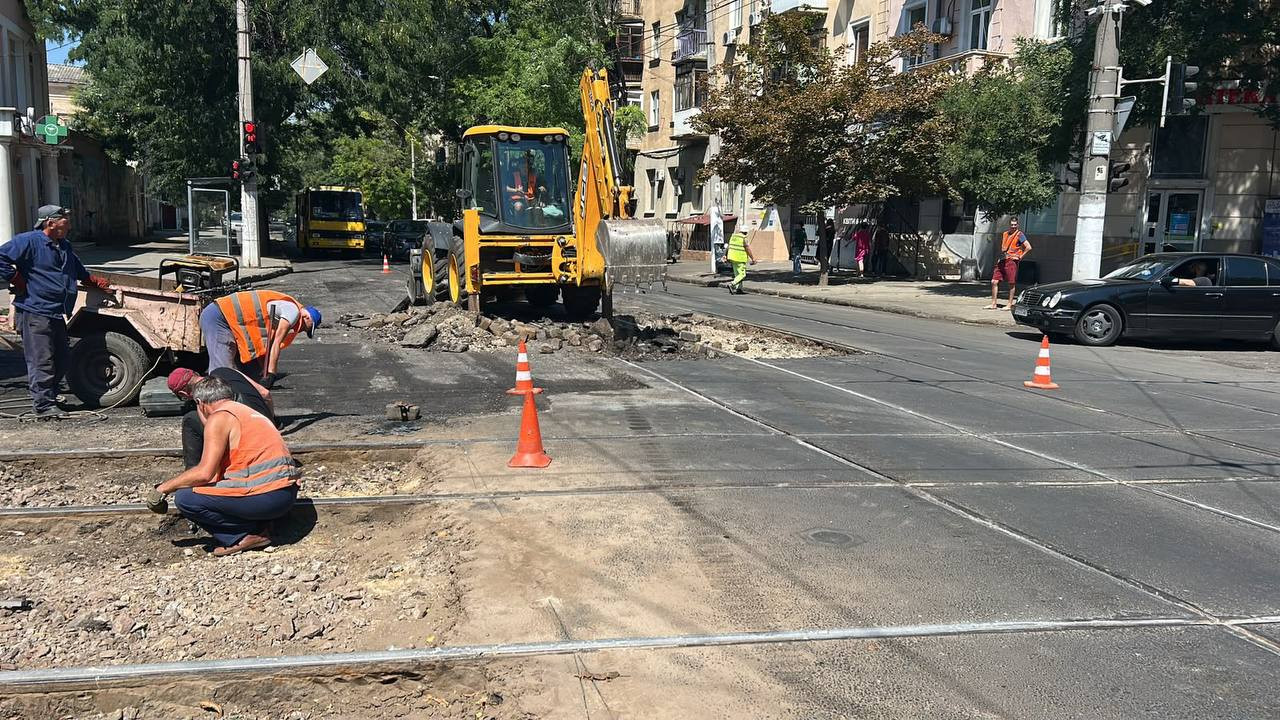 На Старопортофранковской в Одессе ремонтируют трамвайные пути