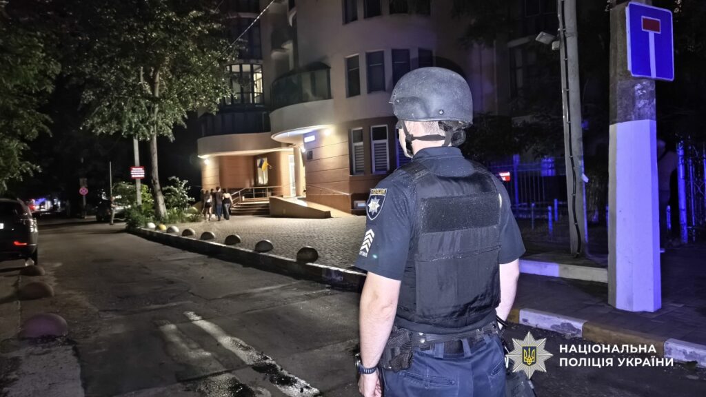 Влучання БпЛА в житловий будинок в Одесі: з квартири вилучили бойову частину дрона Попадание БПЛА в жилой дом в Одессе: из квартиры изъяли боевую часть дрона