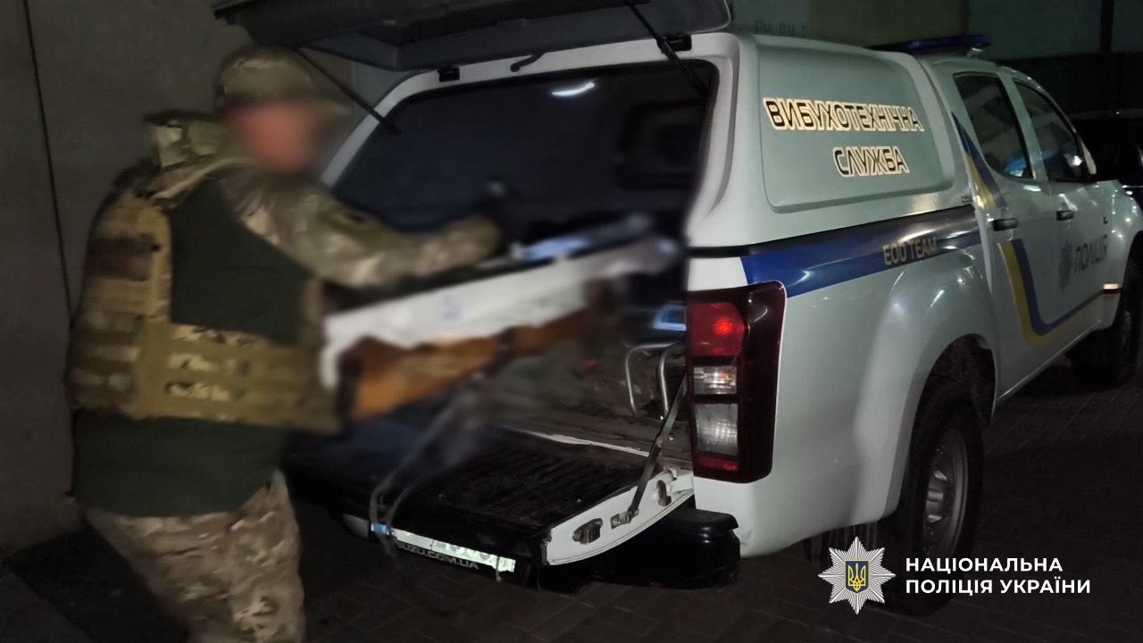 Попадание БПЛА в жилой дом в Одессе: из квартиры изъяли боевую часть дрона Попадание БПЛА в жилой дом в Одессе: из квартиры изъяли боевую часть дрона