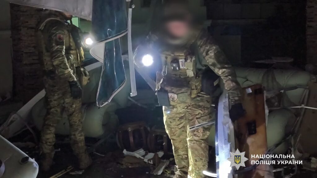 Влучання БпЛА в житловий будинок в Одесі: з квартири вилучили бойову частину дрона Попадание БПЛА в жилой дом в Одессе: из квартиры изъяли боевую часть дрона