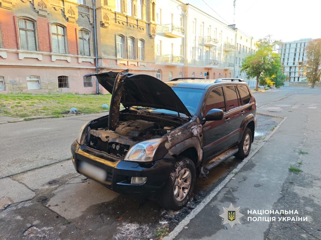 В Одесі затримали хлопця та дівчину за серійний підпал елітних авто В Одессе задержали парня и девушку за серийный поджог элитных авто