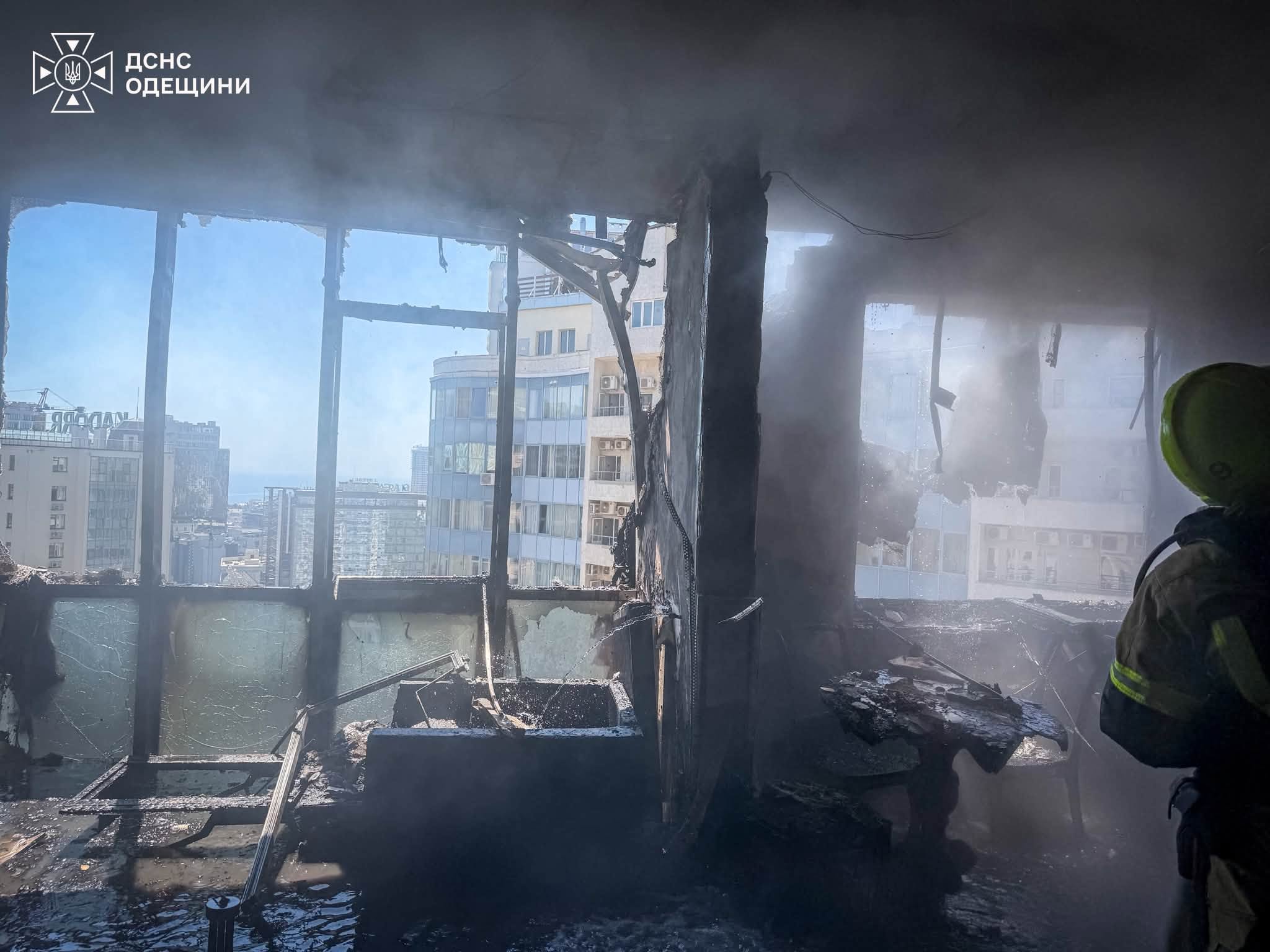 Наслідки влучання ворожого БпЛА в одеську багатоповерхівку (фото, відео) Наслідки влучання ворожого БпЛА в одеську багатоповерхівку (фото, відео)