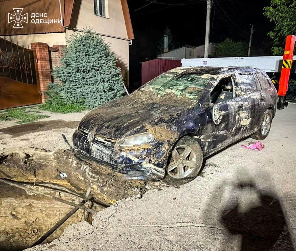 В Одесі легковик під час руху провалився під землю в яму з водою В Одесі легковик під час руху провалився під землю в яму з водою