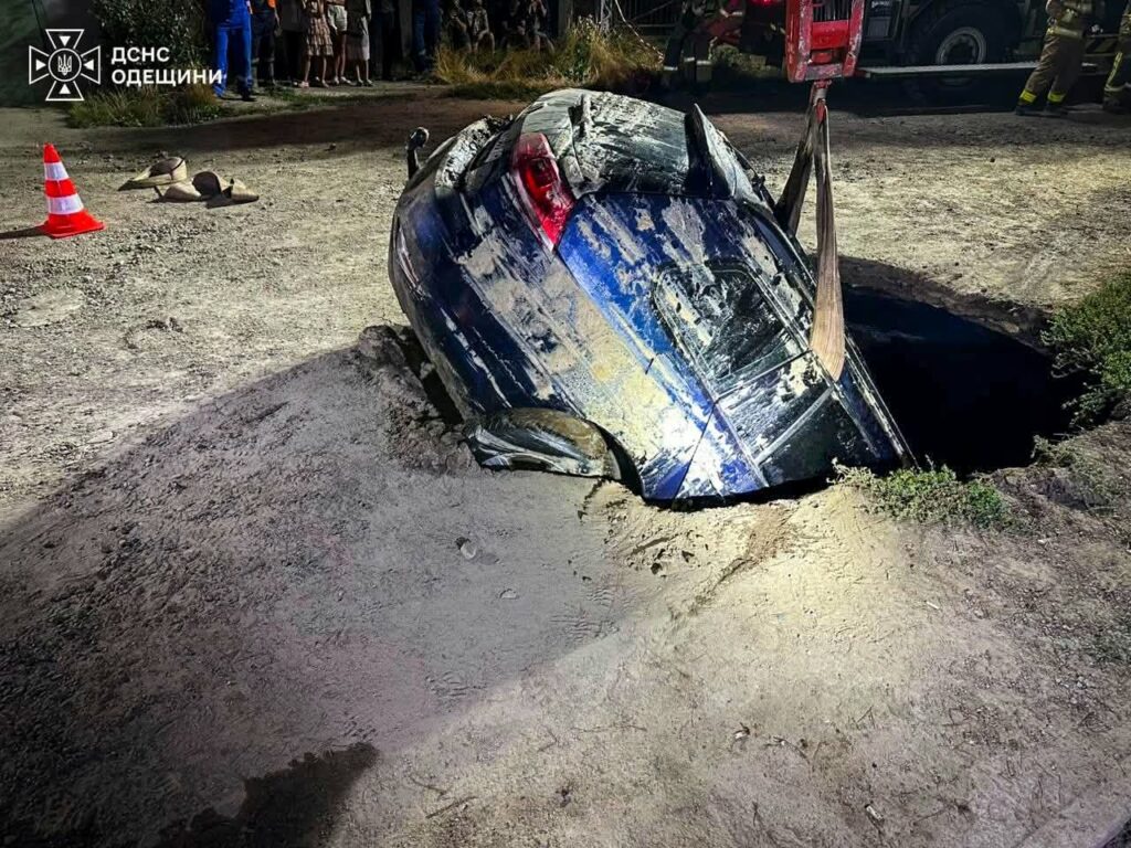 В Одесі легковик під час руху провалився під землю в яму з водою В Одесі легковик під час руху провалився під землю в яму з водою