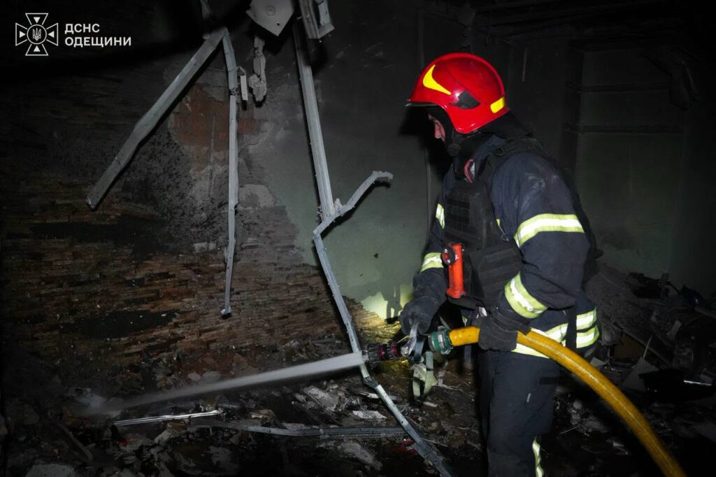 Ворожий дрон влучив у багатоповерхівку в Одесі: подробиці нічної атаки Вражеский дрон попал в многоэтажку в Одессе: подробности ночной атаки