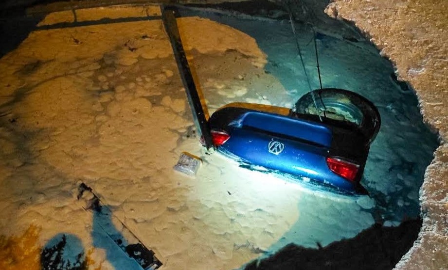 В Одесі легковик під час руху провалився під землю в яму з водою В Одесі легковик під час руху провалився під землю в яму з водою