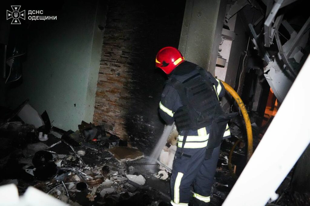 Ворожий дрон влучив у багатоповерхівку в Одесі: подробиці нічної атаки Вражеский дрон попал в многоэтажку в Одессе: подробности ночной атаки