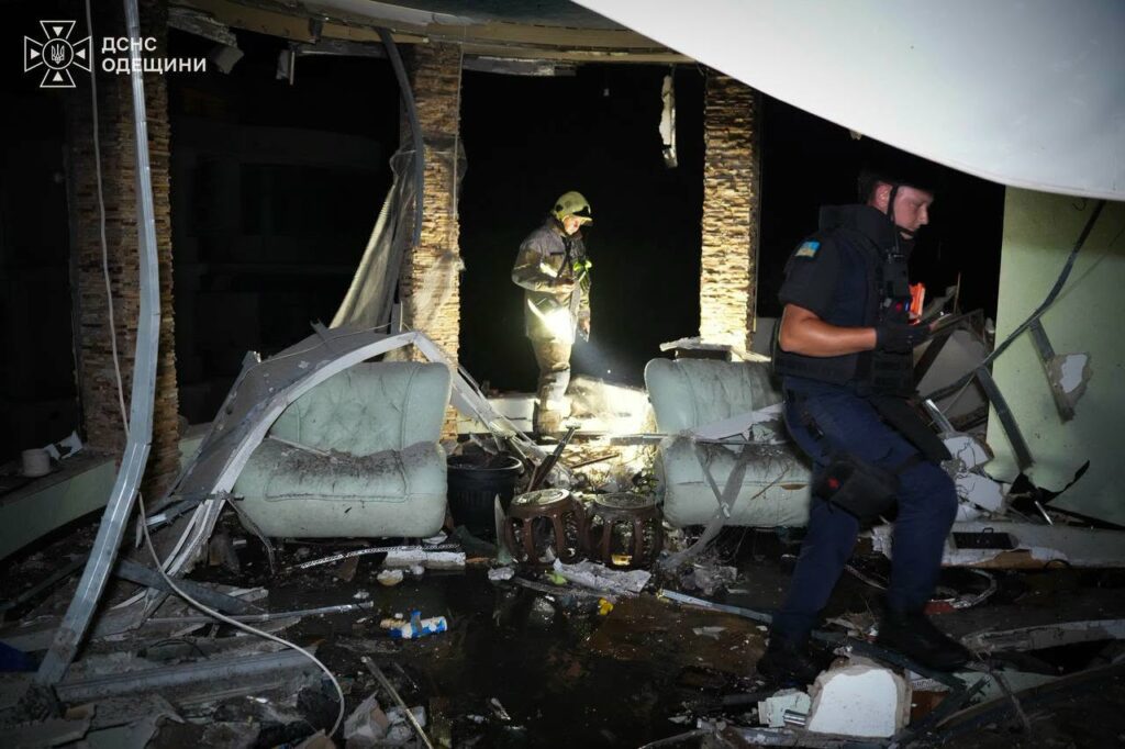 Ворожий дрон влучив у багатоповерхівку в Одесі: подробиці нічної атаки Вражеский дрон попал в многоэтажку в Одессе: подробности ночной атаки
