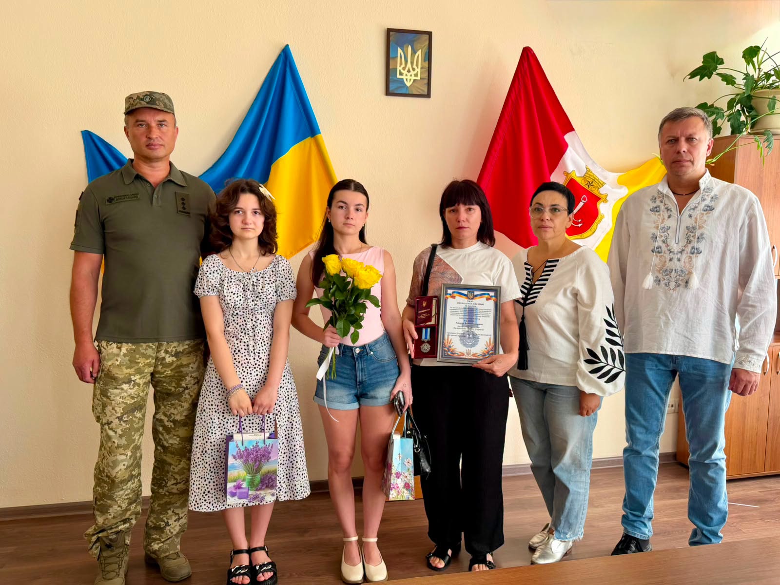 В Одесі родині загиблого прикордонника Андрія Будіша вручили державну нагороду В Одесі родині загиблого прикордонника Андрія Будіша вручили державну нагороду