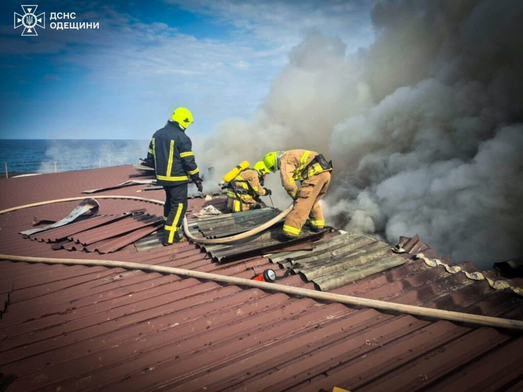 Три десятки рятувальників гасили пожежу в Одесі: палали склад та кухня ресторану