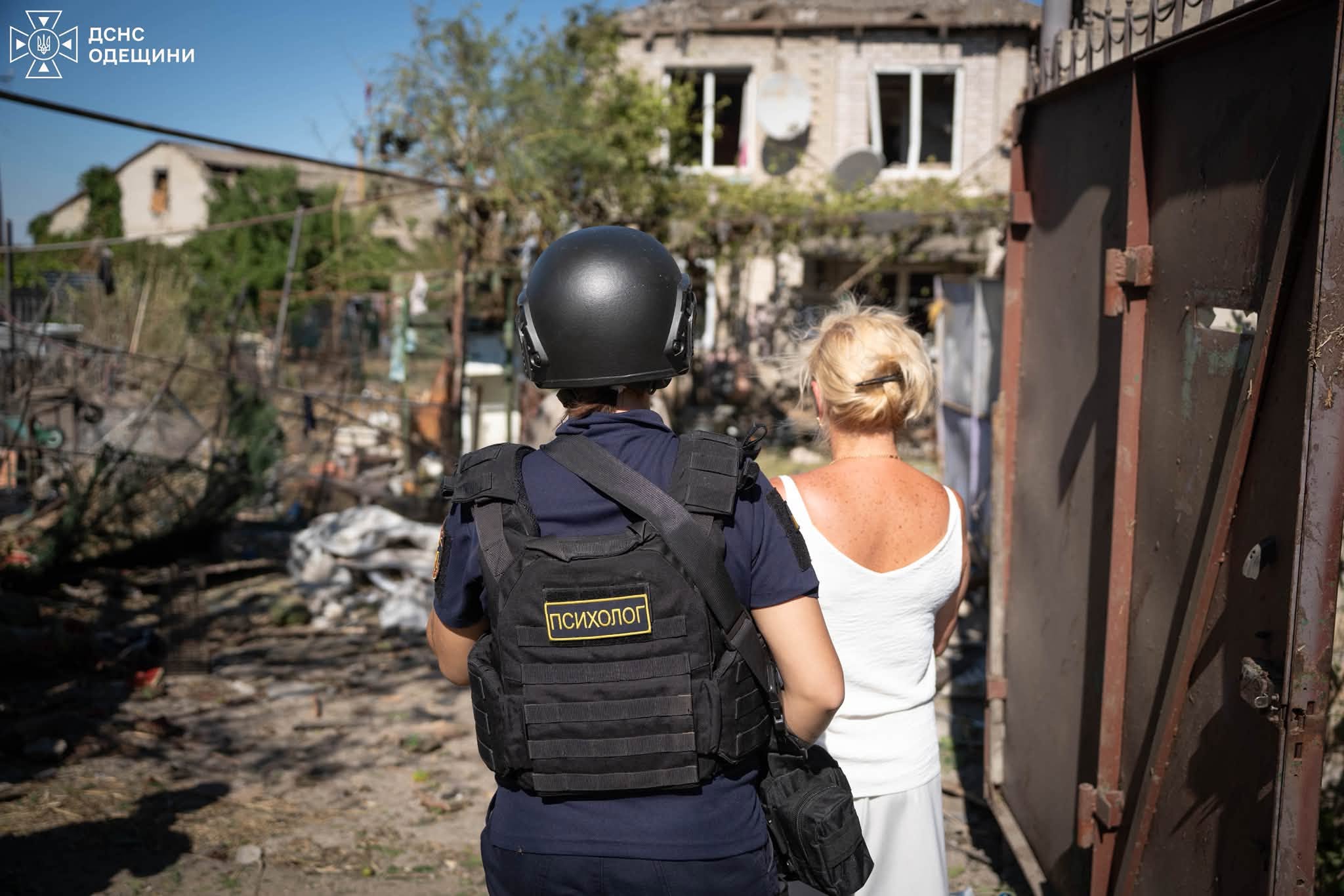 Пошкоджений ТЦ та зруйновані будинки: у ДСНС Одещини показали наслідки російської атаки (фото, відео) Пошкоджений ТЦ та зруйновані будинки: у ДСНС Одещини показали наслідки російської атаки (фото, відео)