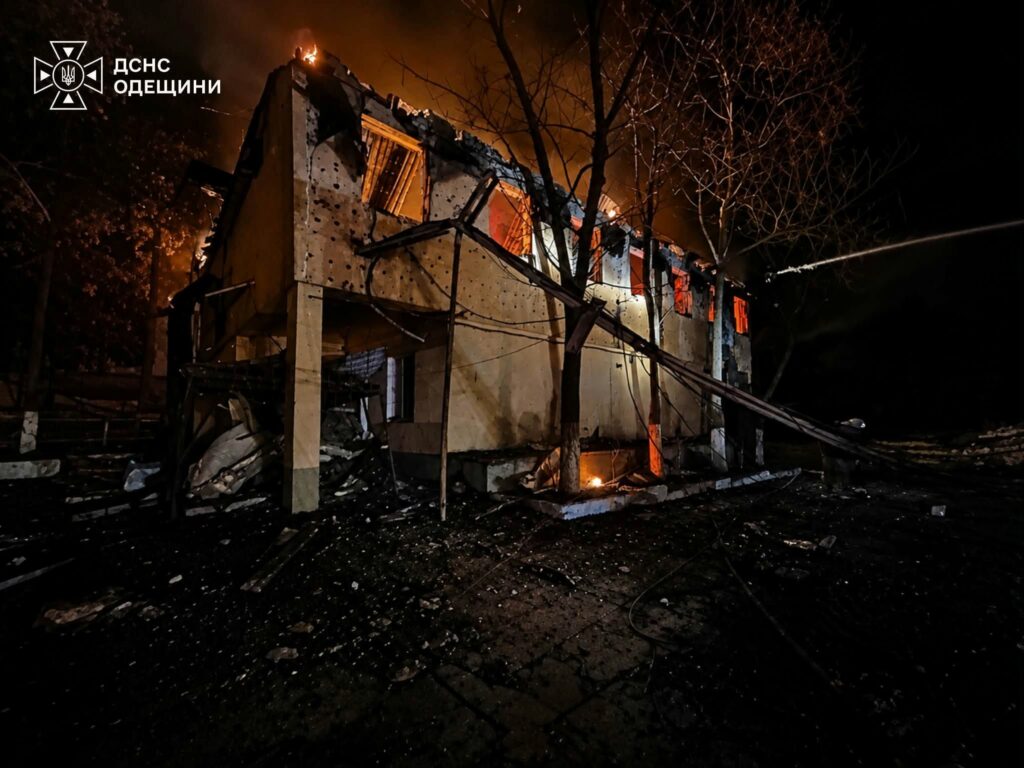 Палали їдальня та котельня: наслідки влучання по взуттєвій фабриці під Одесою Палали їдальня та котельня: наслідки влучання по взуттєвій фабриці під Одесою