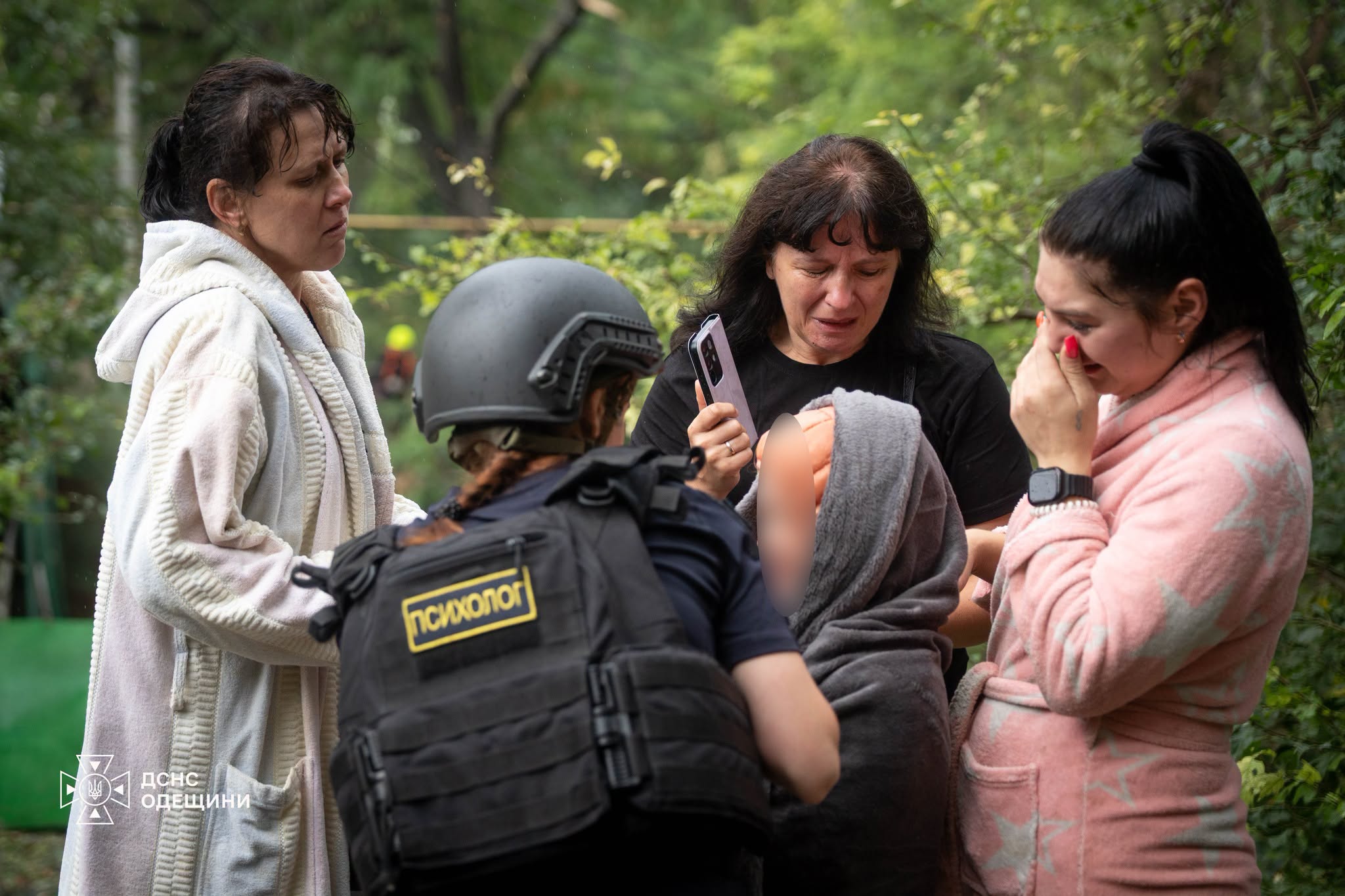 Утренний удар по Одессе: ГСЧС показала ликвидацию пожара в жилом доме Утренний удар по Одессе: ГСЧС показала ликвидацию пожара в жилом доме