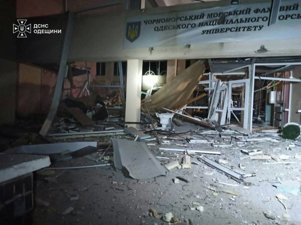 Пожежа на АЗС та пошкоджені будинки: ДСНС ліквідувала наслідки нічної атаки на Одещину Пожежа на АЗС та пошкоджені будинки: ДСНС ліквідувала наслідки нічної атаки на Одещину