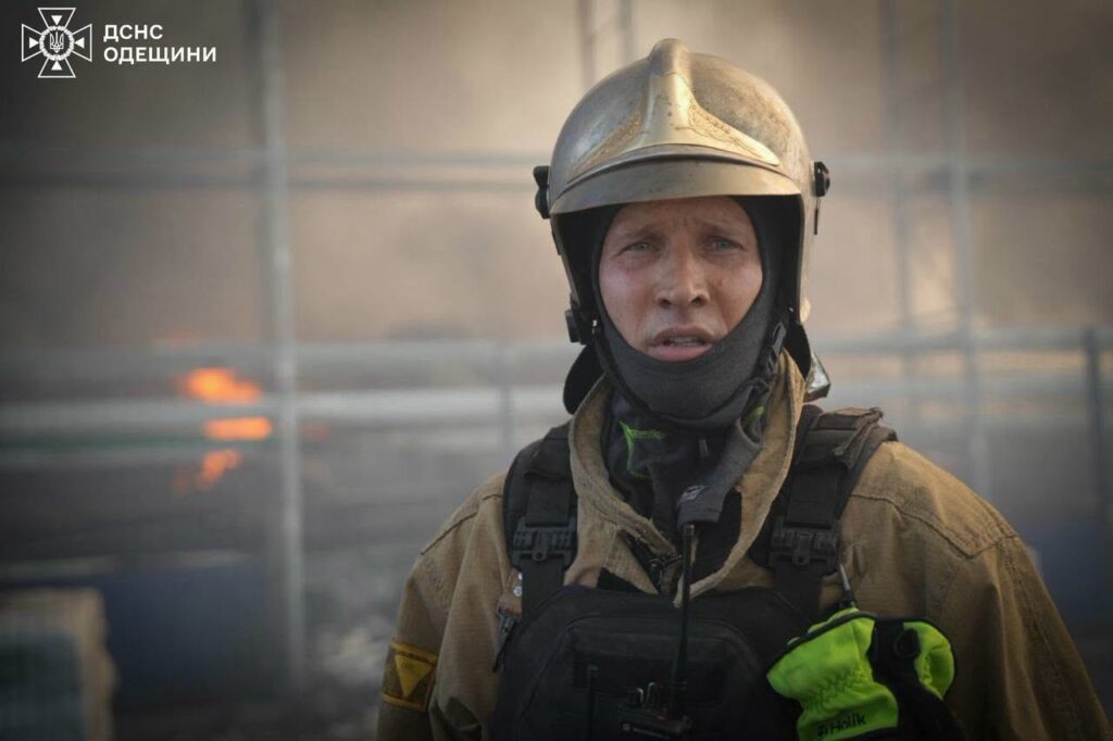 Понад 200 рятувальників боролися з вогнем у ТЦ в Одесі після удару РФ