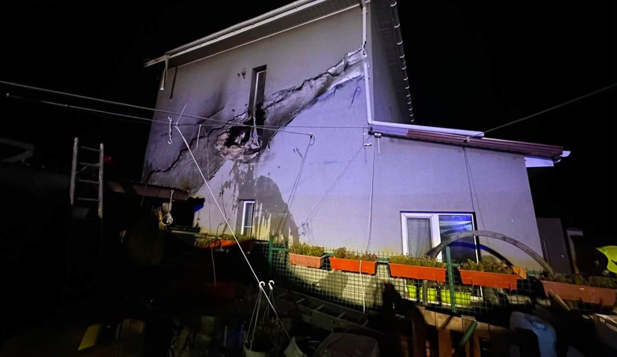 Після ворожої атаки на Одещині загорілися будинок і господарська техніка Після ворожої атаки на Одещині загорілися будинок і господарська техніка