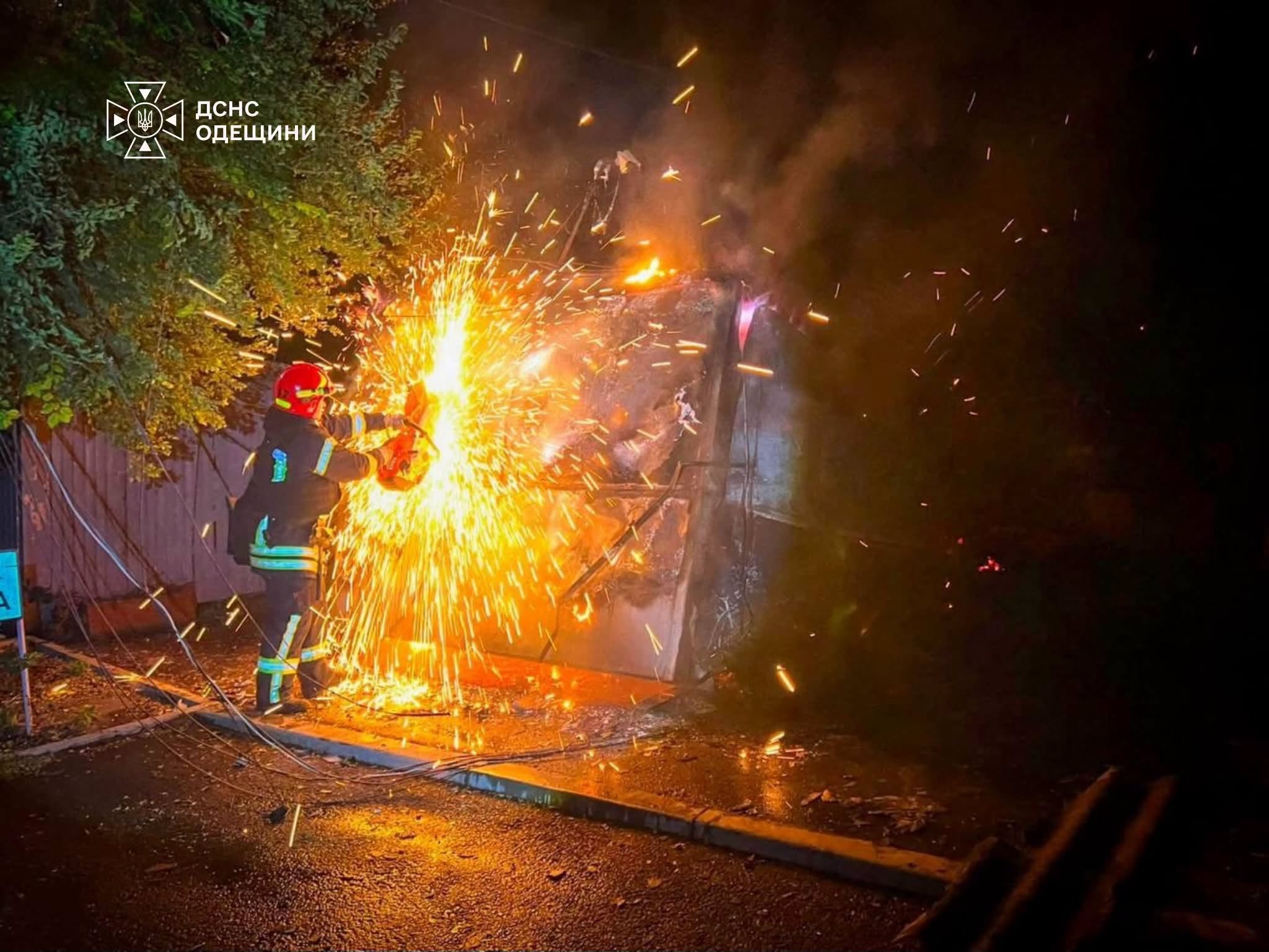 На Одещині після російської атаки загорілися дві металеві споруди На Одещині після російської атаки загорілися дві металеві споруди