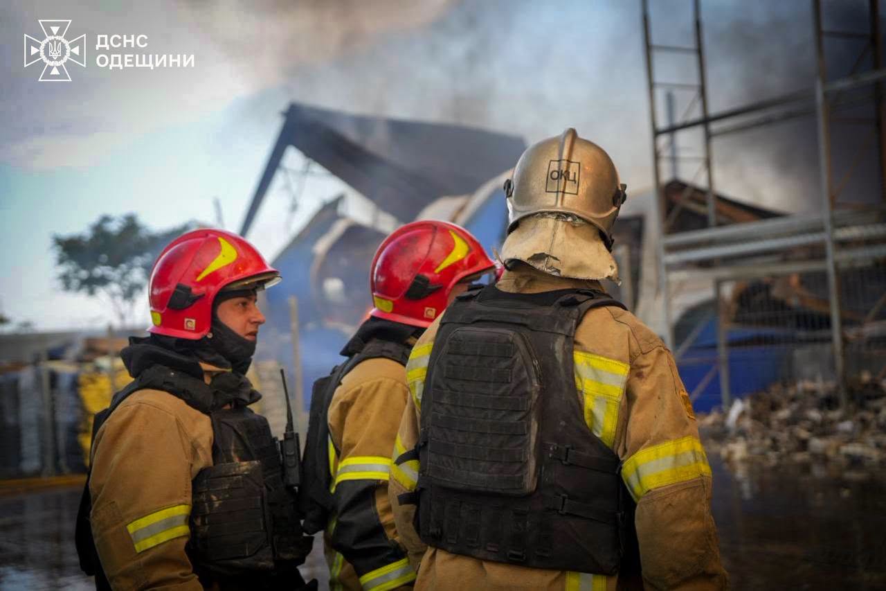 Понад 200 рятувальників боролися з вогнем у ТЦ в Одесі після удару РФ