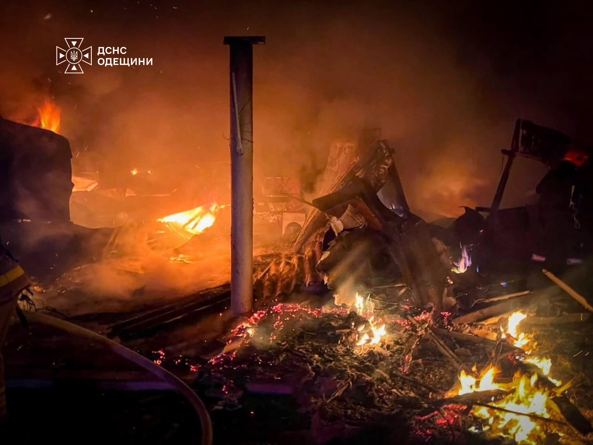 В Одесской области после российской атаки загорелись два металлических сооружения В Одесской области после российской атаки загорелись два металлических сооружения