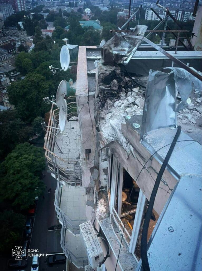 Пожежа на АЗС та пошкоджені будинки: ДСНС ліквідувала наслідки нічної атаки на Одещину Пожежа на АЗС та пошкоджені будинки: ДСНС ліквідувала наслідки нічної атаки на Одещину