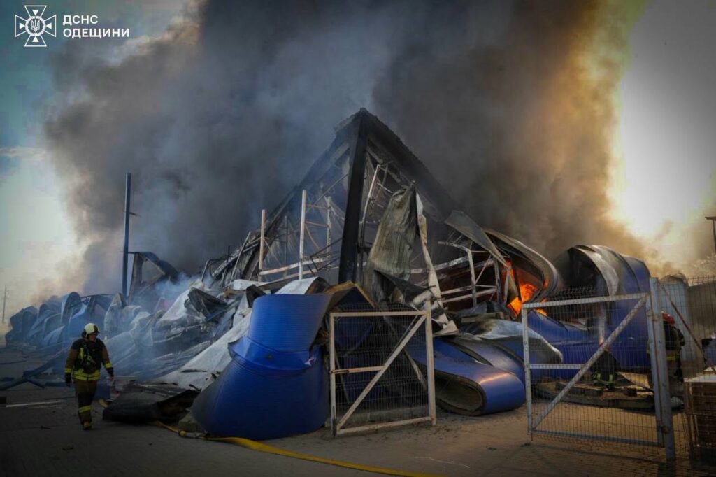 Понад 200 рятувальників боролися з вогнем у ТЦ в Одесі після удару РФ