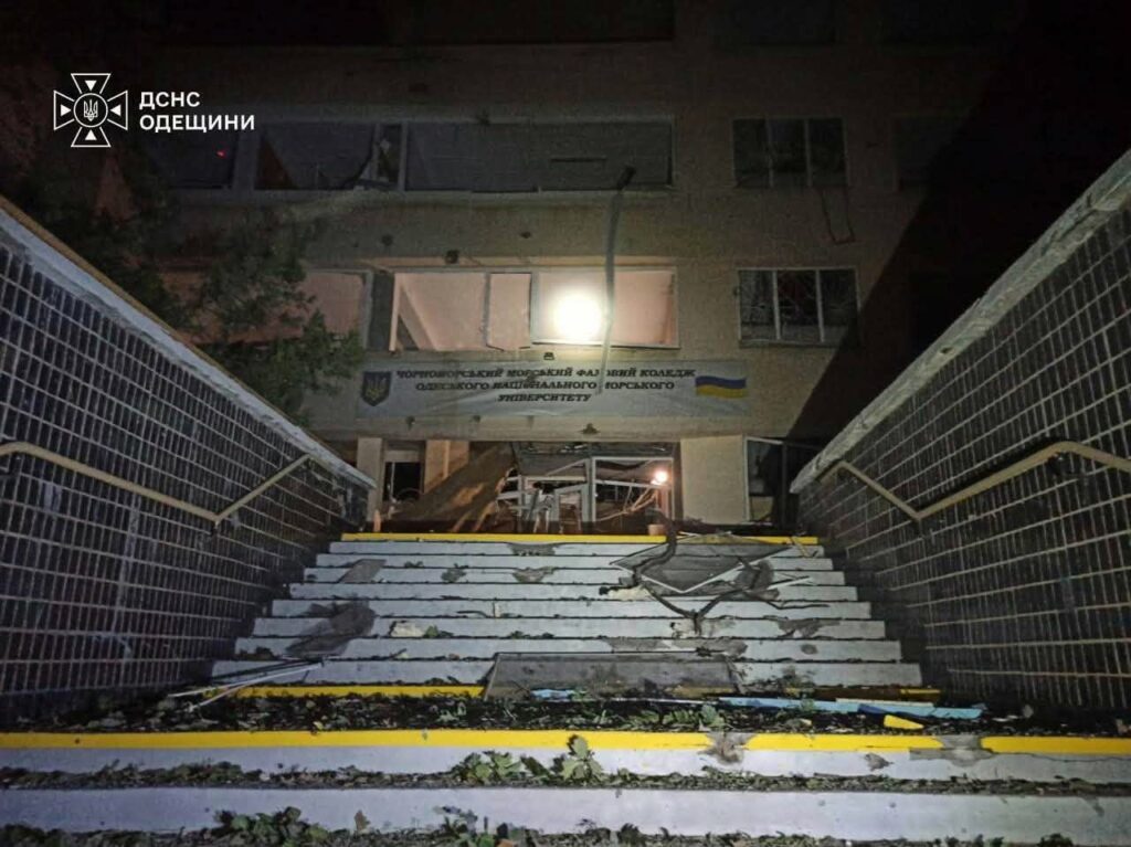 Пожежа на АЗС та пошкоджені будинки: ДСНС ліквідувала наслідки нічної атаки на Одещину Пожежа на АЗС та пошкоджені будинки: ДСНС ліквідувала наслідки нічної атаки на Одещину