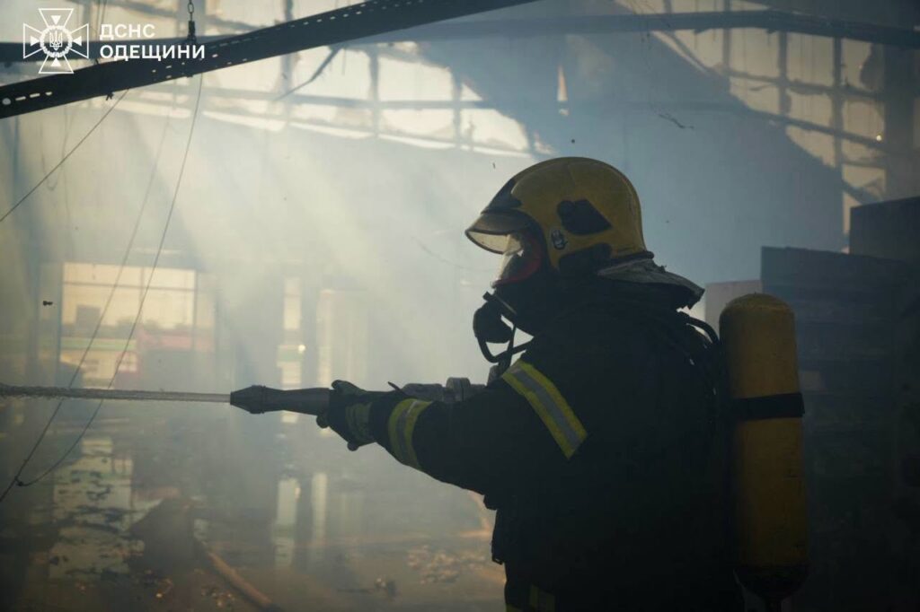 Понад 200 рятувальників боролися з вогнем у ТЦ в Одесі після удару РФ