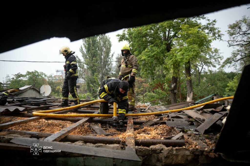 Ранковий удар по Одесі: ДСНС показала ліквідацію пожежі у житловому будинку Утренний удар по Одессе: ГСЧС показала ликвидацию пожара в жилом доме